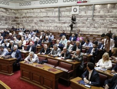 Σφοδρές αντιδράσεις 10 βουλευτών του ΣΥΡΙΖΑ για το ν/σ που επιτρέπει σε ομόφυλα ζευγάρια να υιοθετούν παιδιά